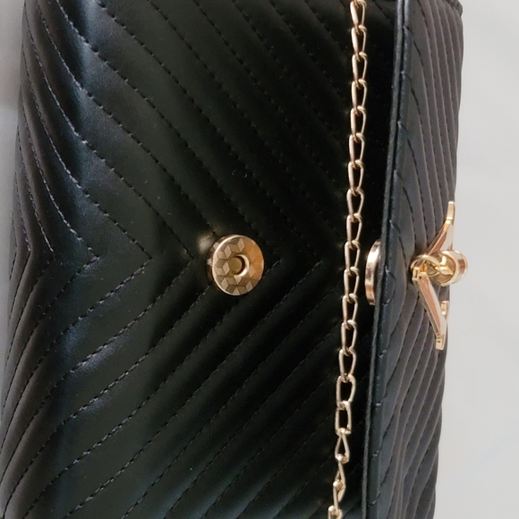 I ▪︎ T Crossbody bag  . - Picture 9 of 10